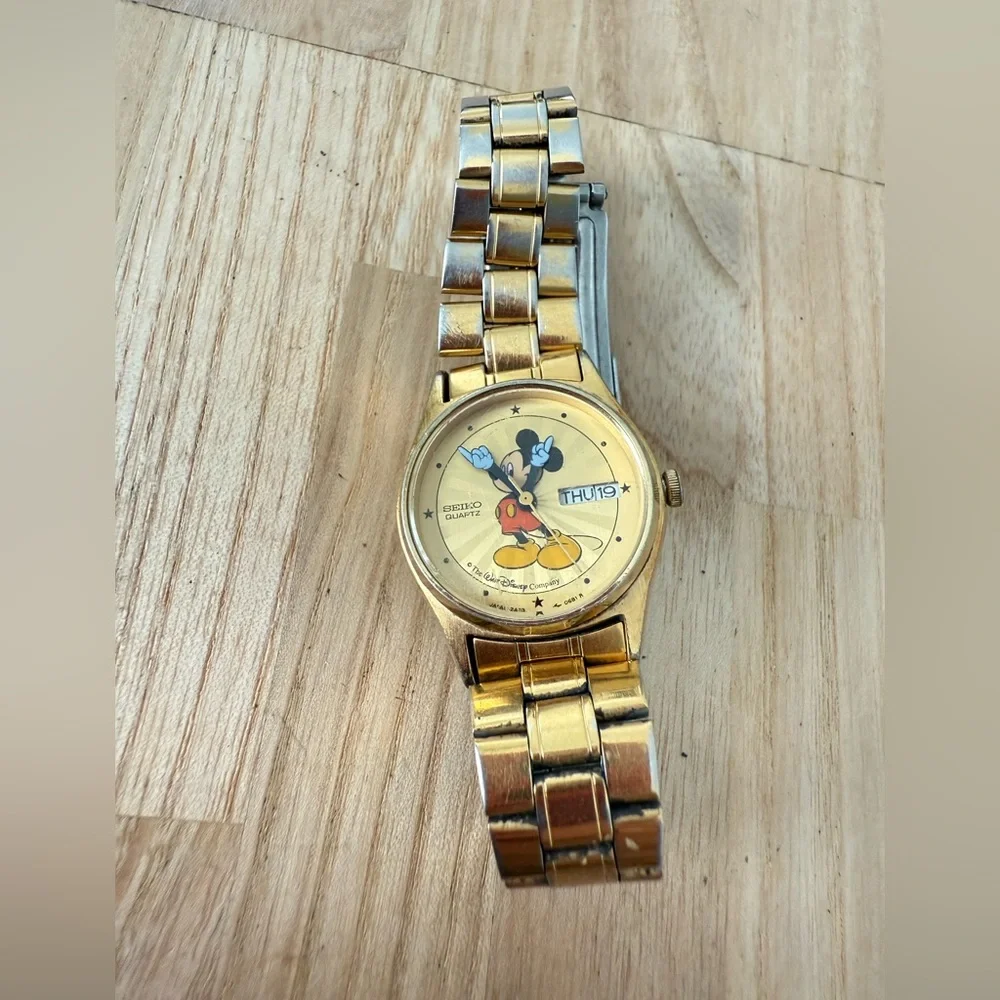 Seiko ladies Disney Mickey Mouse gold tone watch NEW BATTERY